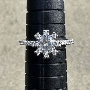 NIB Sparkling Flower Halo Ring White Gold Plated (silver-tone) Round CZ Sz 5.75